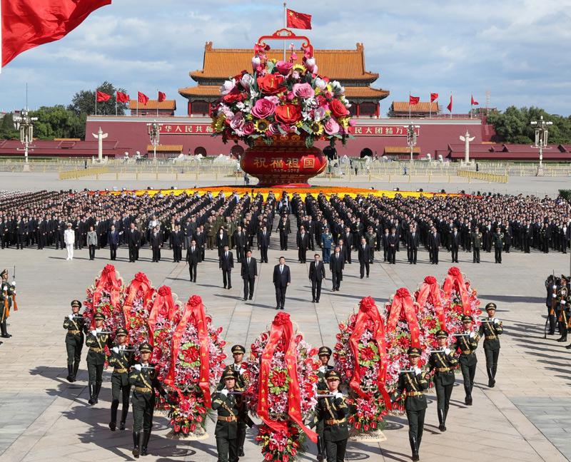 习近平和国家领导在天安门广场向烈士英雄献花篮