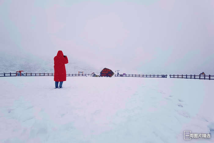 四川阿坝，达古冰川入秋的第一场雪