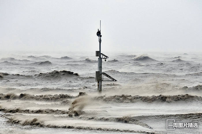 2021年9月13日，上海临港，受台风Candu影响，水面波涛汹涌。