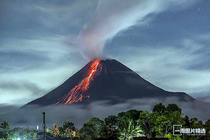 当地时间2021年9月15日，印尼最活跃的火山默拉皮火山喷发出熔岩。