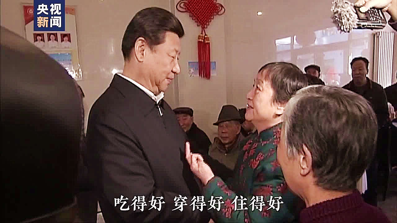 习近平主席与老年同志攀谈