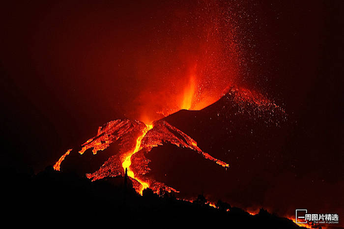 当地时间2021年10月10日，西班牙拉帕尔马岛上的老昆布雷火山持续喷发，火光冲天。