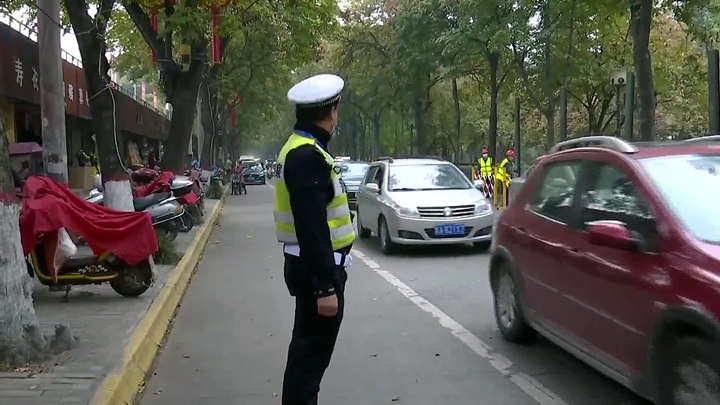 咸阳交警正在指挥交通