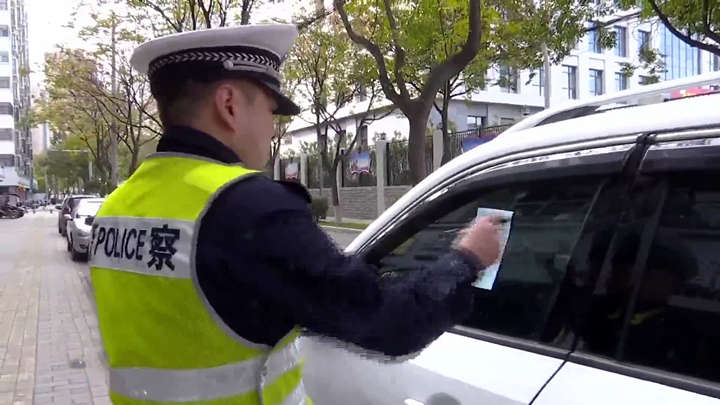 咸阳交警正在对违法停车进行执法